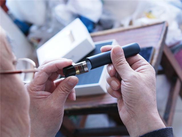 Jak wybrać e-papierosa i liquidy: przewodnik po świecie vapingu dla każdego?